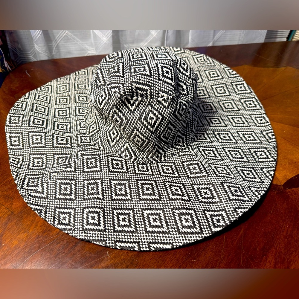 Black and white summer hat
Packable, wide brim